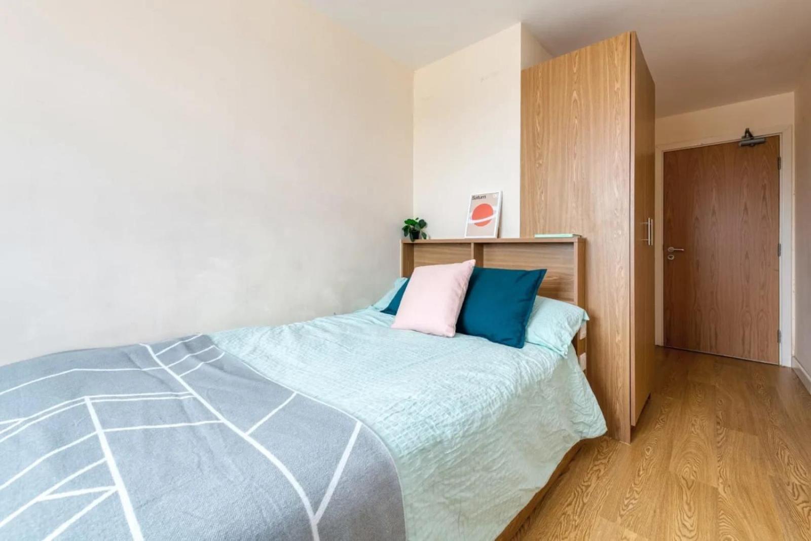 Hostel For Students Only Collegiate Athena Hall